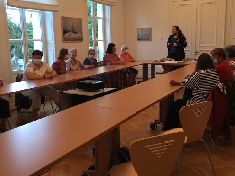 Un groupe réuni autour d’une table pour un atelier
