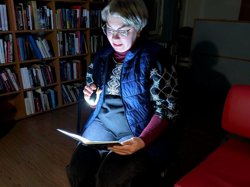 Une lecture à voix haute, livre à la main