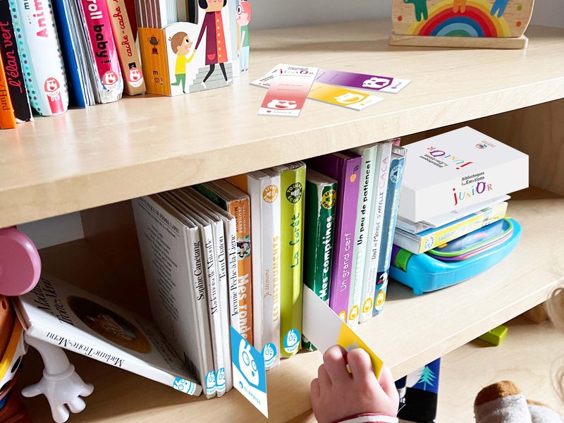 Une main d’enfant qui attrape un livre
