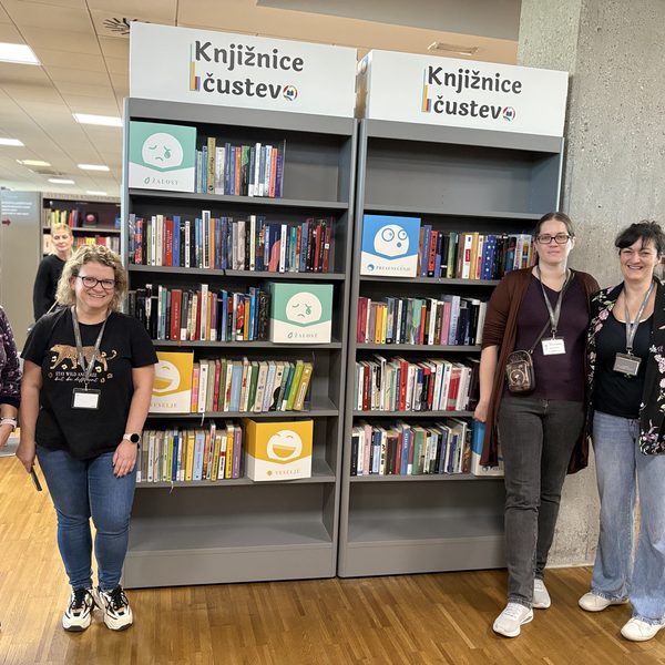 Avec l’équipe d’une bibliothèque partenaire, devant ses Bibliothèques des Émotions