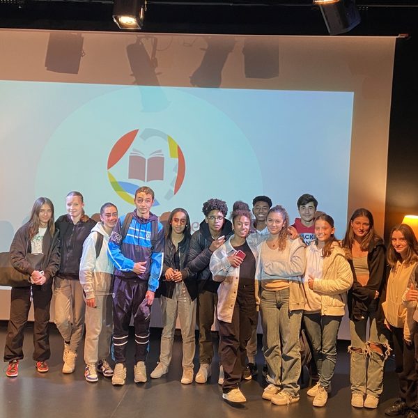 Un groupe de jeunes sur scène après une intervention