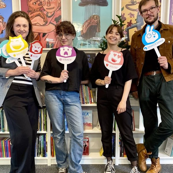 L’équipe Love for Livres et des bibliothécaires, pancartes des six émotions en main