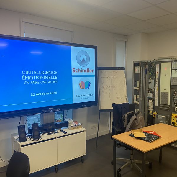 Salle de formation prête pour une session sur l’intelligence émotionnelle