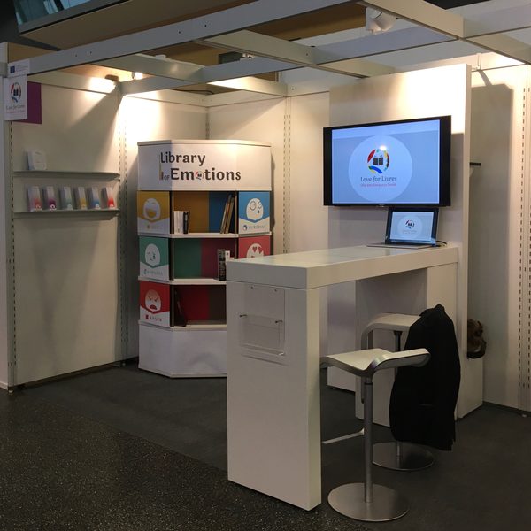 Le stand Library of Emotions et l’écran du moteur de recherche
